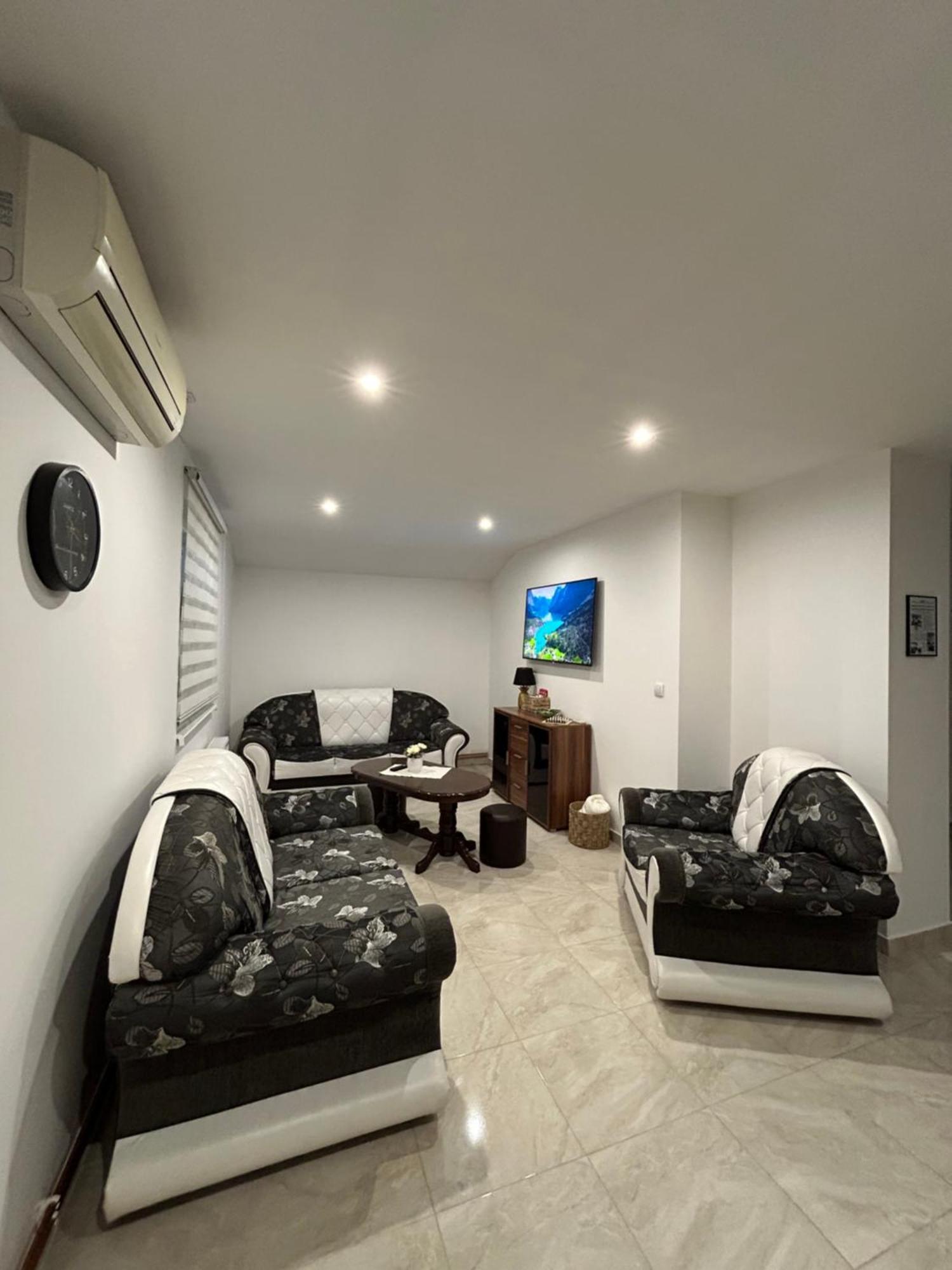 Apartman Diamond Lux Surcin ภายนอก รูปภาพ